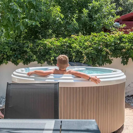 With Hot Tub In Banjole-istrien 44454 Banjole